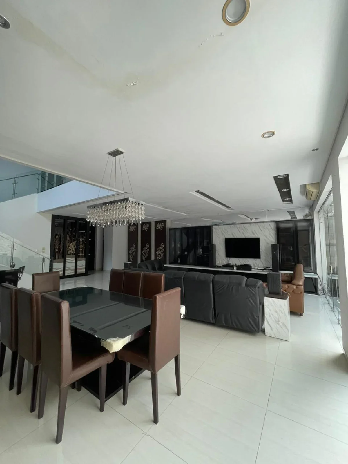 Dijual Rumah Mewah Full Furnished!-  Virginia Regency Pakuwon City Surabaya - Desain Elegan & Luas - Galeri 2