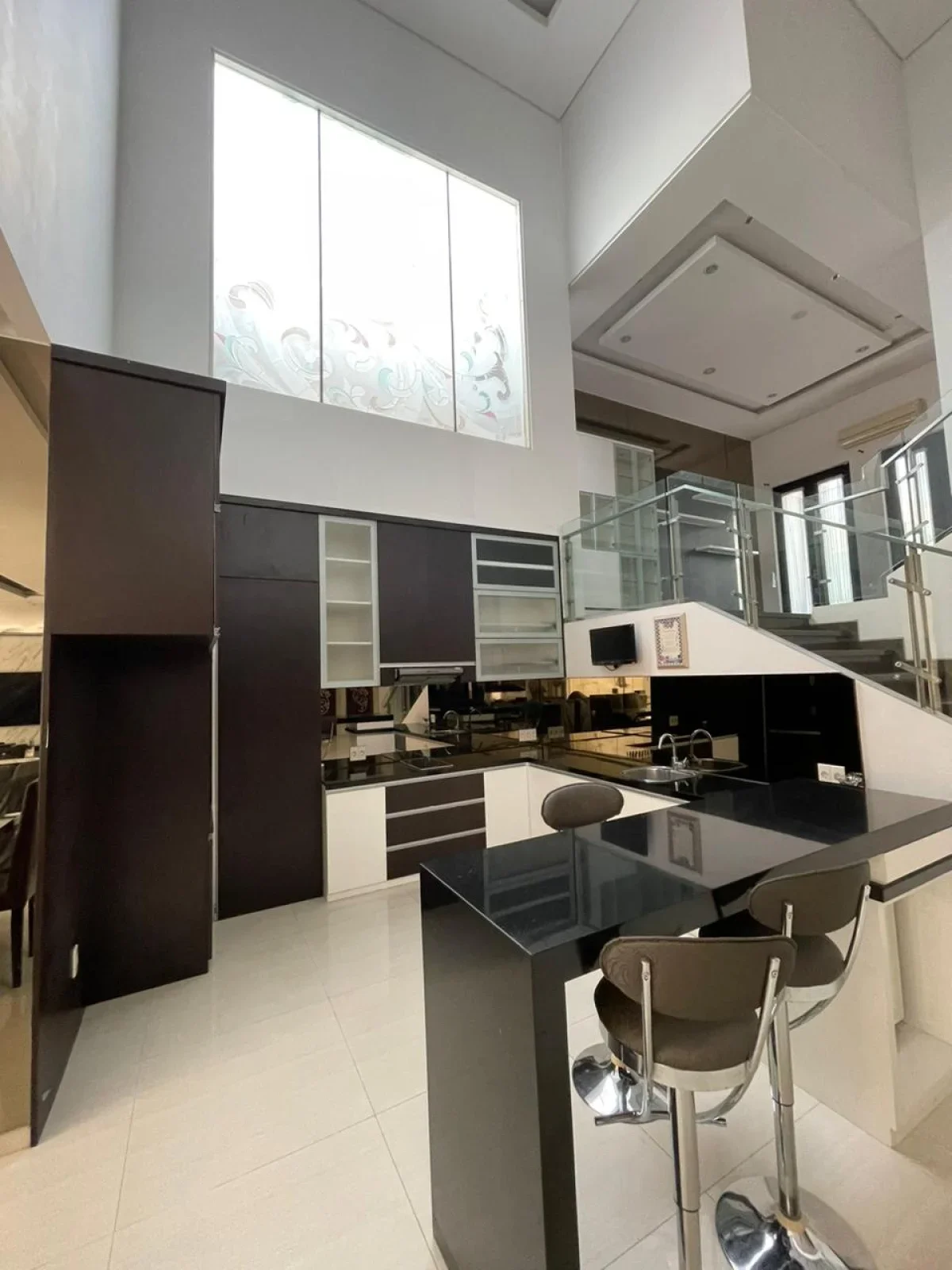 Dijual Rumah Mewah Full Furnished!-  Virginia Regency Pakuwon City Surabaya - Desain Elegan & Luas - Galeri 3