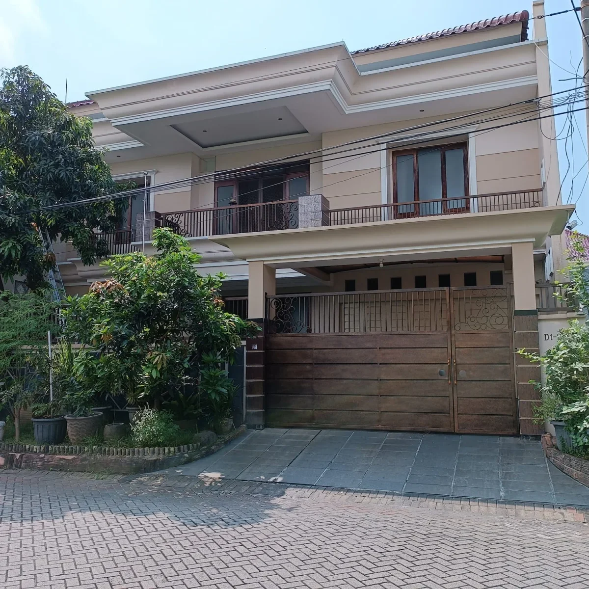 Dijual Rumah Second 2 Lantai Luas – Nyaman untuk Keluarga Besar - Area Surabaya Timur