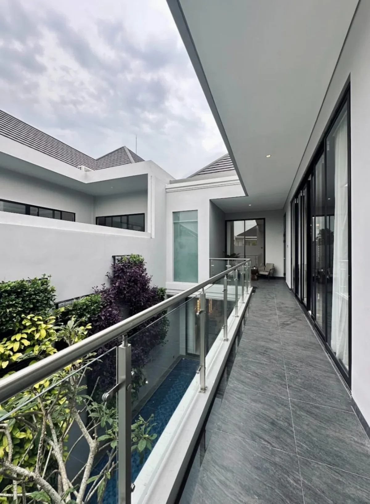 Rumah Classic Modern di Pakuwon Indah tipe Gerald - dekat Pakuwon Mall - Galeri 8