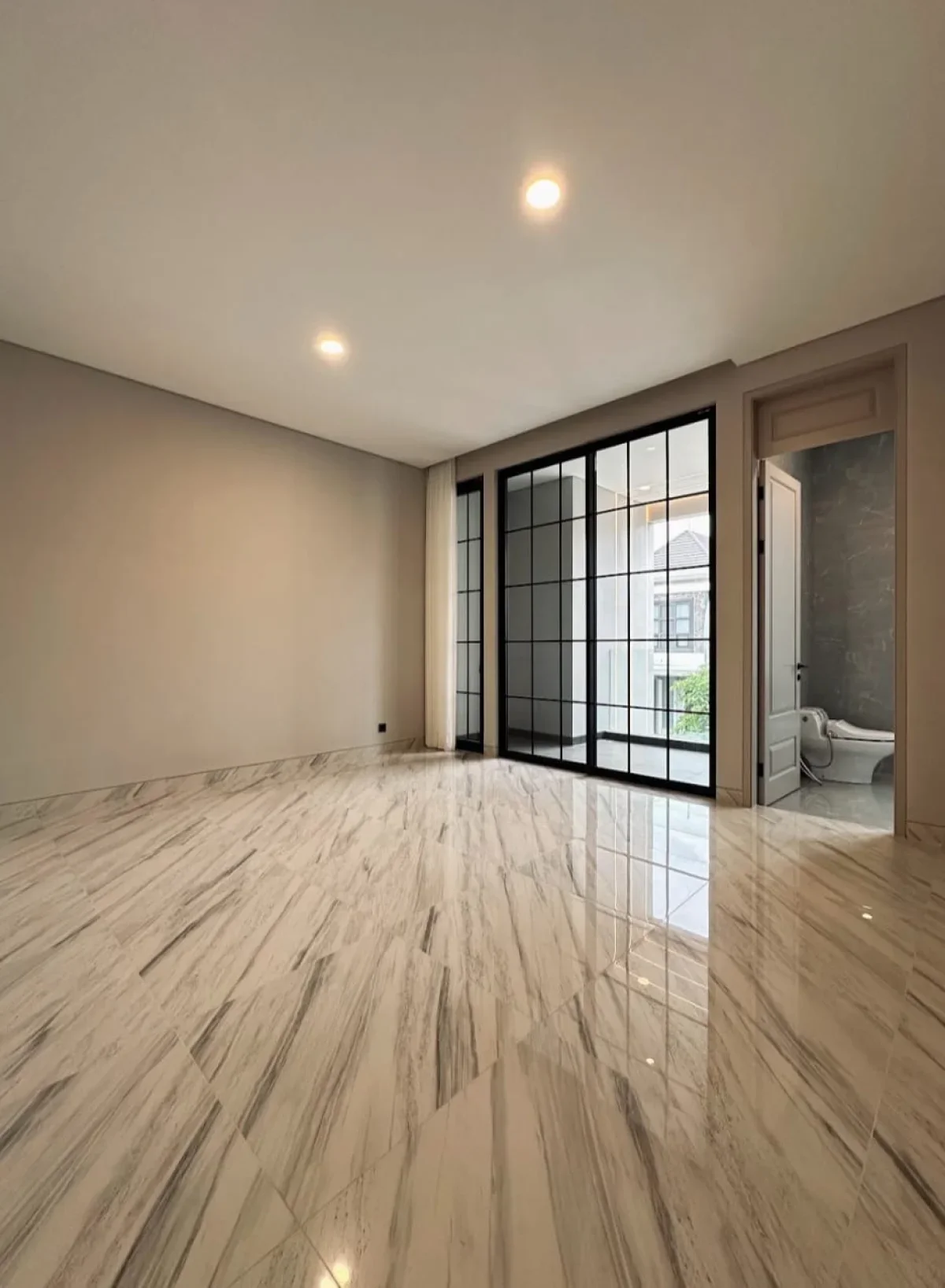 Rumah Classic Modern di Pakuwon Indah tipe Gerald - dekat Pakuwon Mall - Galeri 13