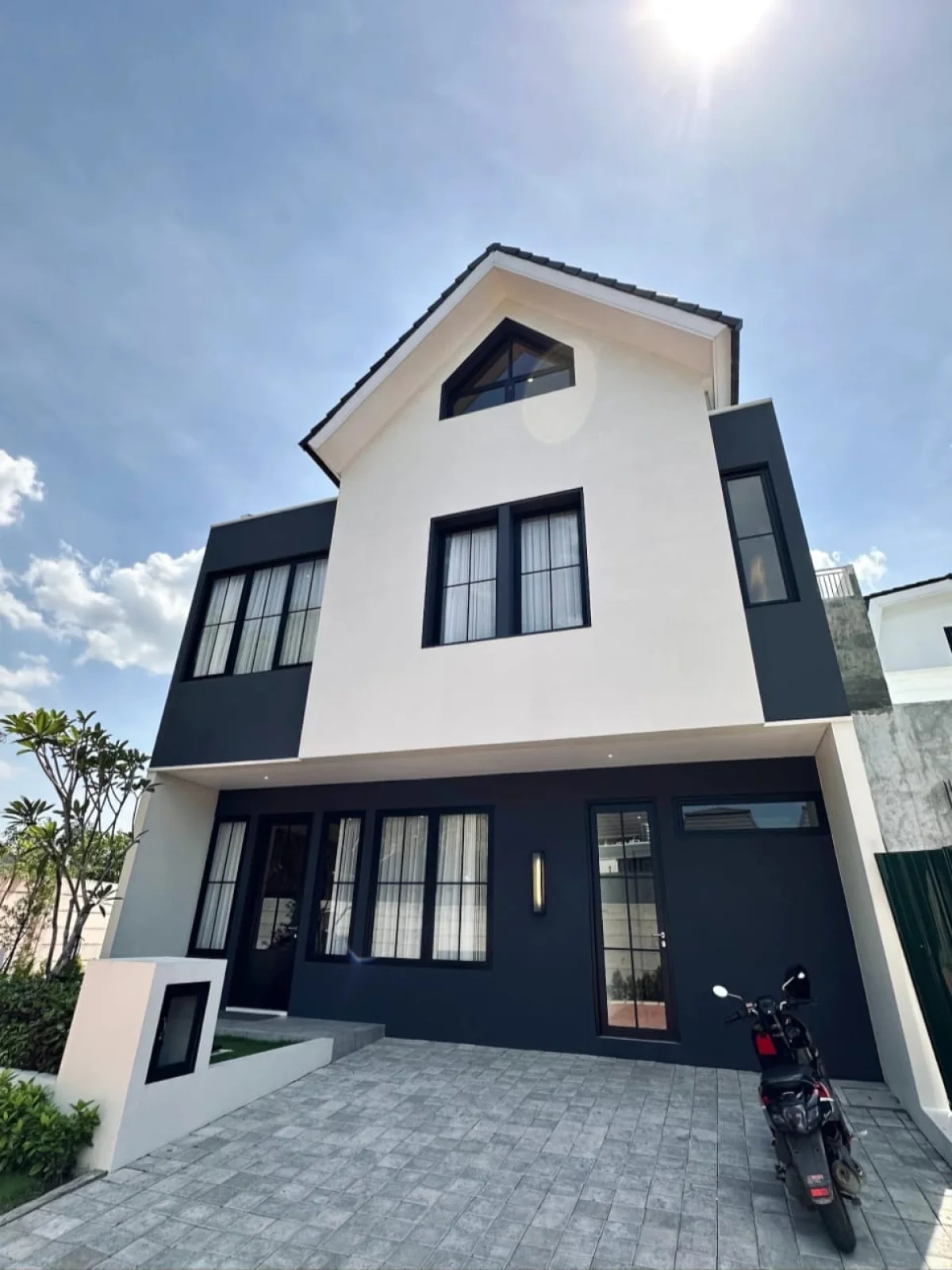 Rumah Dian Istana Surabaya Barat Premium lebar 9 2M an dekat pintu Tol