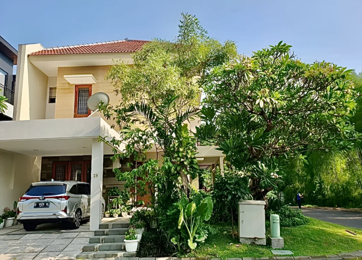 Dijual Rumah Classic 2 Lantai Semi Furnish! CitraLand Surabaya Barat