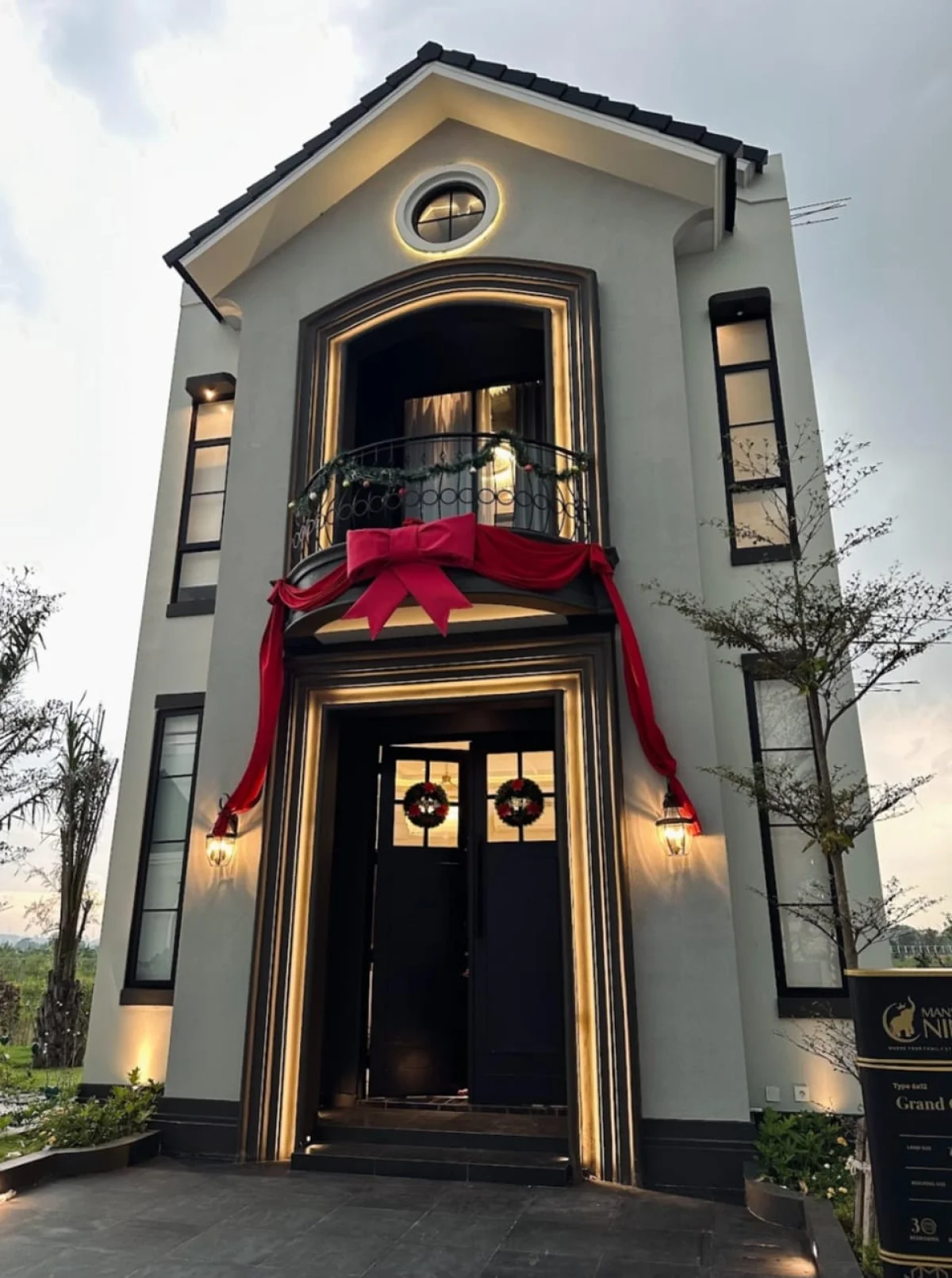Rumah American Classic Mansion Nine tipe Grand Carla Surabaya area Lakarsantri