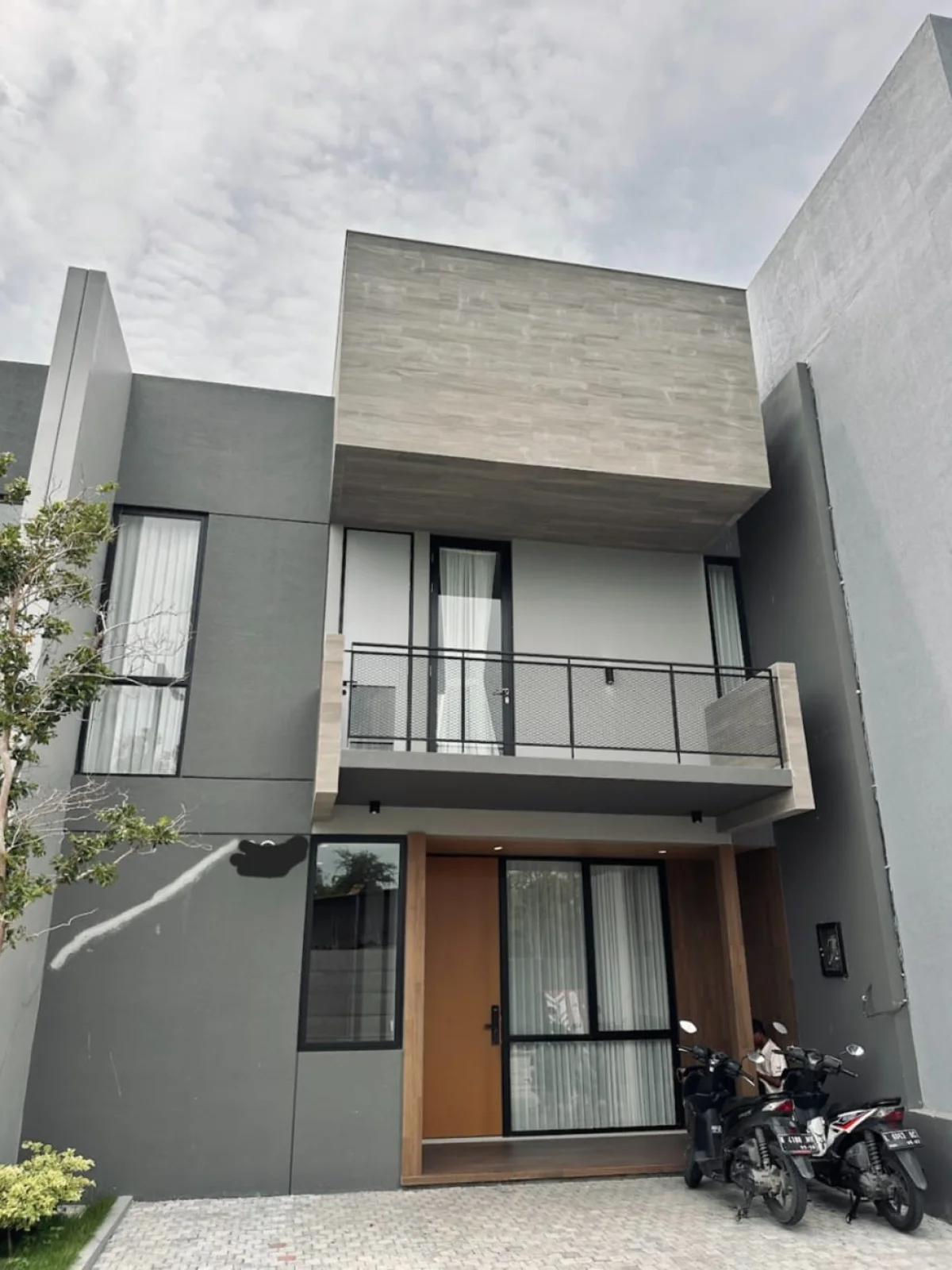 Rumah Central Park Merr dekat Bandara Juanda